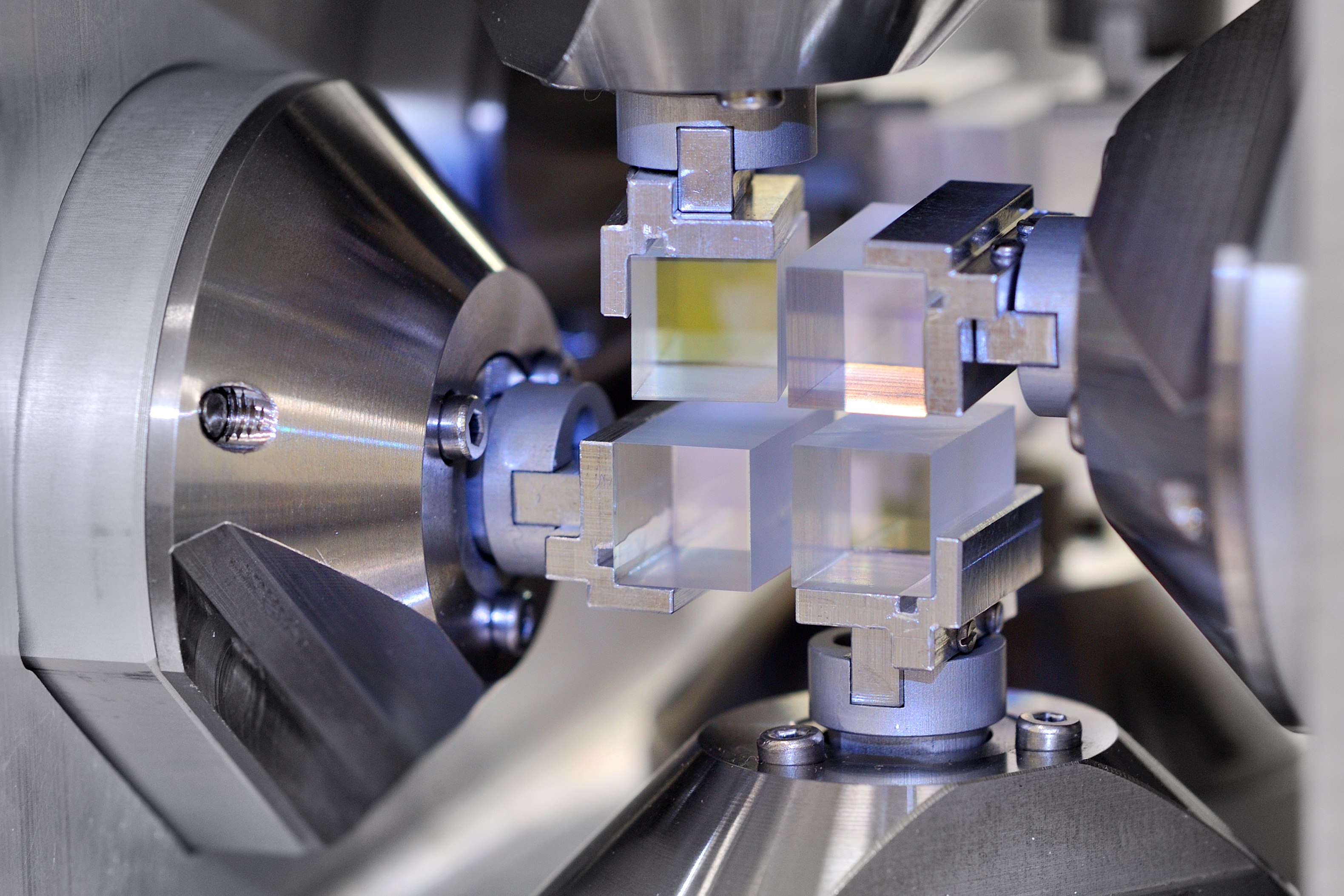 Figure 15: Close-up of the first row of glass plates. The rotation of each glass plate is mechanically limited by the galvanometers. As neighbouring plates rotate around different axes a collision of the plates is not possible. 